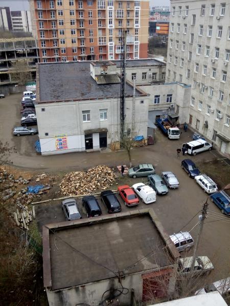 А из нашего окна каждый день без выходных....