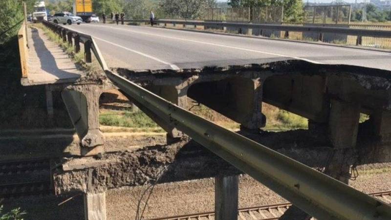 В Харькове отчаянные водители не прекращают ездить по обвалившемуся мосту, который начал разрушаться вчера, 25 августа.