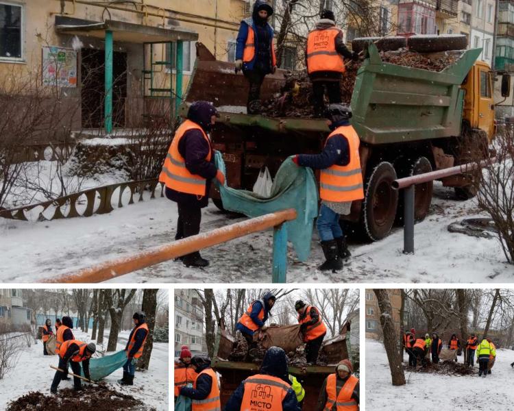У Дніпрорудному прибудинкові території очищають від листя