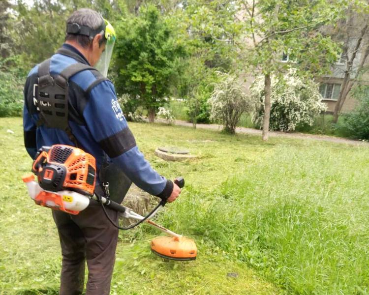 “Місто для людей” у Рівному виконує роботи по покосу трави на прибудинкових територіях