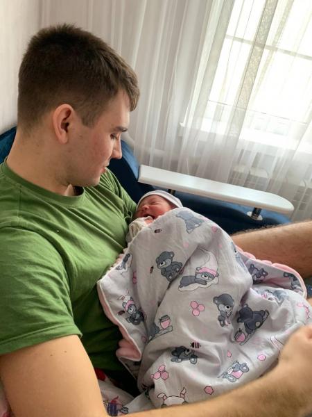 В Днепре отец ребёнка Афанасьев Никита не исполняет своих родительских обязанностей в отношения 8 месячного ребёнка .
