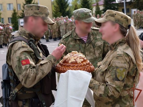Росгвардейцы торжественно встретили вернувшихся со СВО военнослужащих