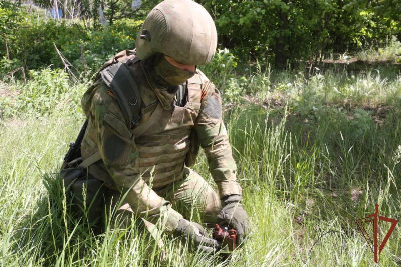 Саперы Росгвардии разминировали водонапорную башню в Харьковской области