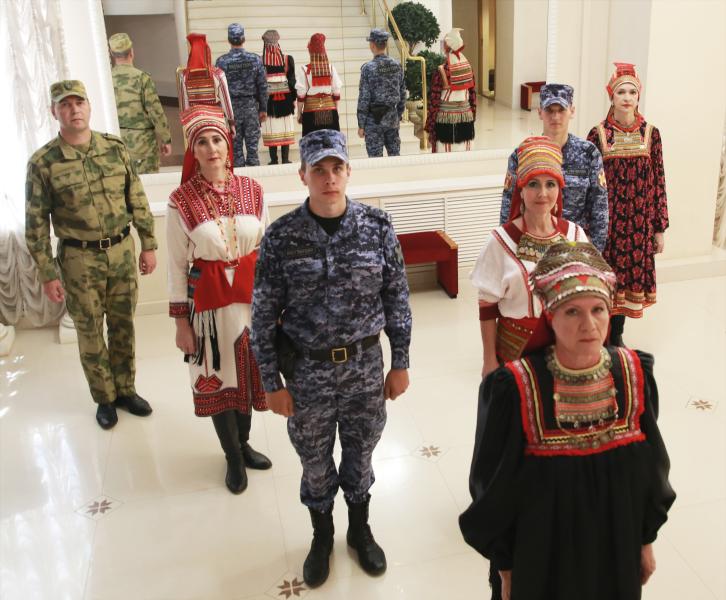 В Саранске росгвардейцы совместно с артистами театра приняли участие во всероссийской акции «Своих не бросаем»