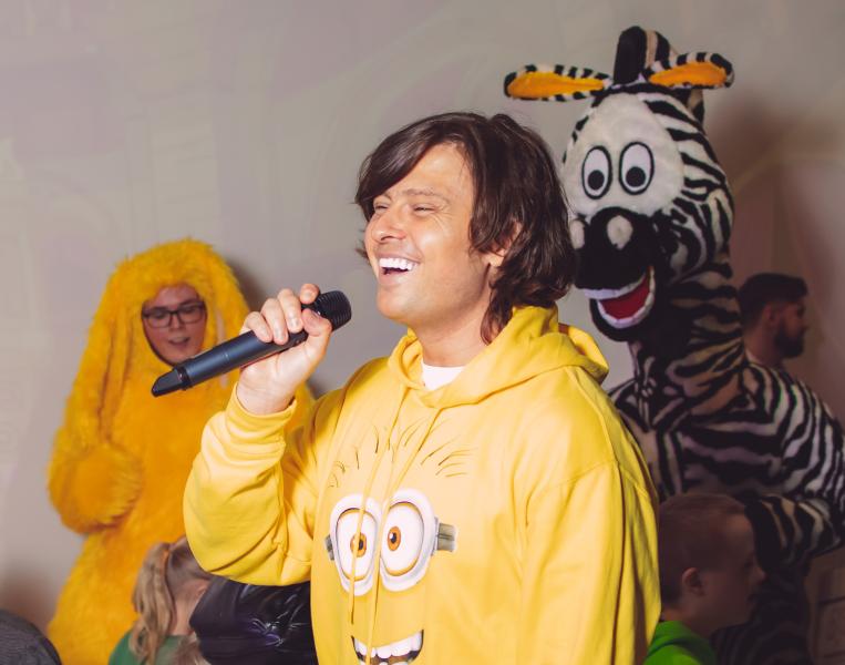 Звёздные артисты поют для «солнечных» детей: Прохор Шаляпин, Эвелина Блёданс, Наташа Королёва, Михаил Гребенщиков в новом детском спектакле «Осторожно – улица!»