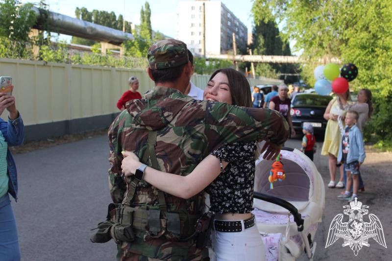 В Саратове встретили бойцов Росгвардии, вернувшихся домой после успешного выполнения задач в ходе специальной военной операции