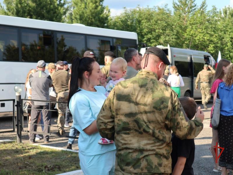 В День любви, семьи и верности сотрудники Росгвардии Томской области вернулись со спецоперации к своим близким