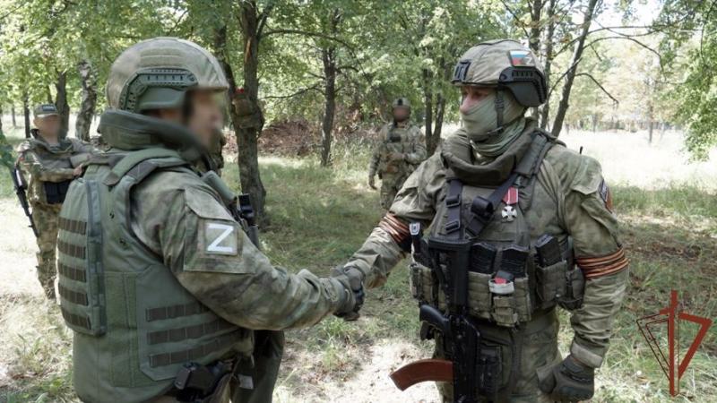 Росгвардейцам, выполняющим задачи в Харьковской области, вручили награды в боевой обстановке