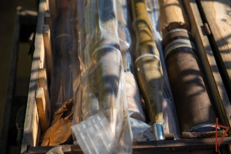 Росгвардейцы обнаружили схроны с оружием и боеприпасами националистов в Запорожской области