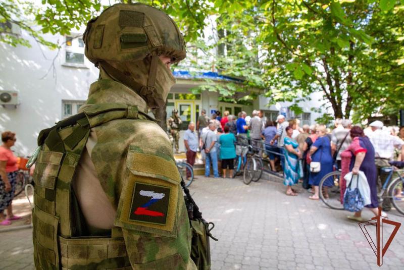 Росгвардия обеспечивает безопасность работы социальных объектов в Херсонской области