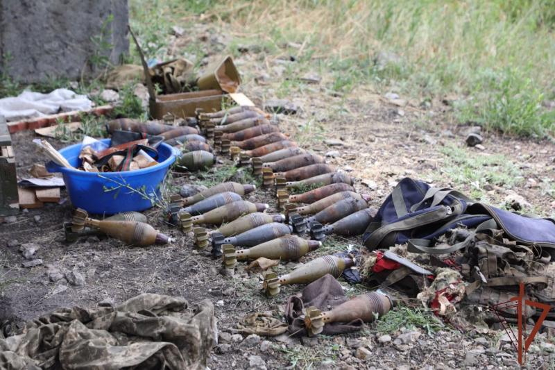 БОЛЬШОЕ КОЛИЧЕСТВО ОРУЖИЯ И БОЕПРИПАСОВ НАЦИОНАЛИСТОВ ОБНАРУЖИЛИ РОСГВАРДЕЙЦЫ ПРИ ВЫПОЛНЕНИИ ЗАДАЧ В ЛНР