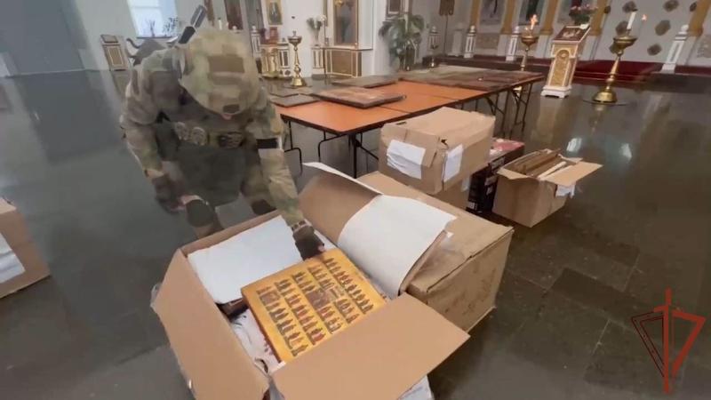 В Херсоне росгвардейцы изъяли у националиста и передали священнослужителям более ста старинных икон (видео)