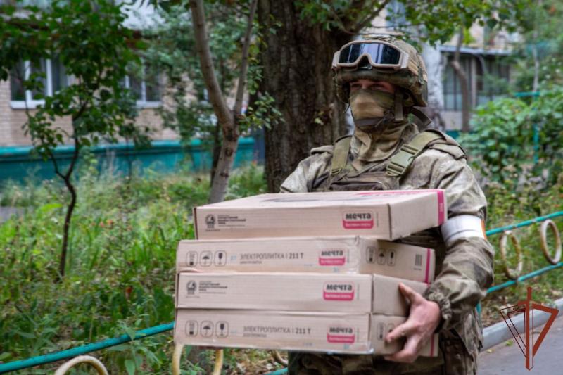 Более 500 тонн продовольствия под охраной Росгвардии доставлено в Херсонскую и Запорожскую области