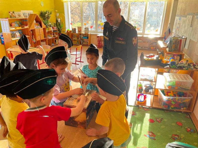 Ребята, подшефные морскому отряду Уральского округа Росгвардии, присоединились к патриотической акции «Своих не бросаем»