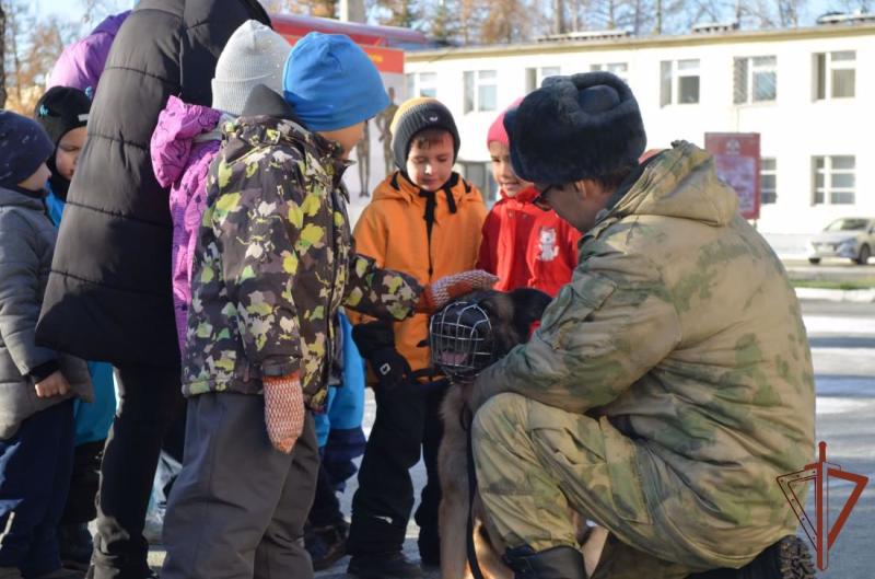 Патриотические мероприятия для ребят из подшефных учебных заведений провела Росгвардия на Урал