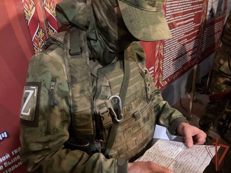 Росгвардейцы, участвующие в специальной военной операции, получили письма поддержки от школьников и учителей