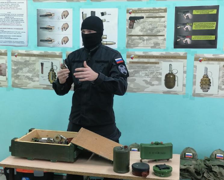 Боец спецназа Росгвардии провел занятие по начальной военной подготовке