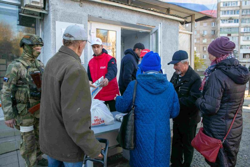 В Херсонской и Запорожской областях подразделения Росгвардии обеспечили выдачу более 120 тонн гуманитарной помощи