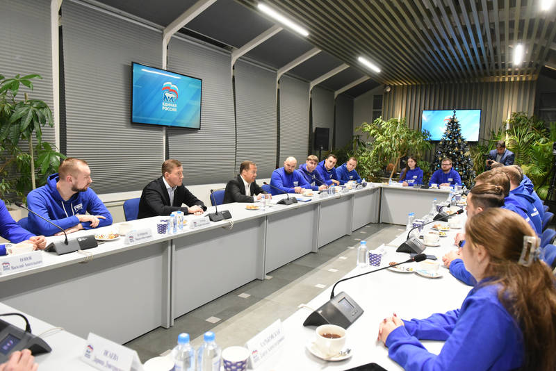 Состоялись как граждане России: руководство «Единой России» поблагодарило активистов МГЕР и «Волонтёрской Роты» за добровольчество