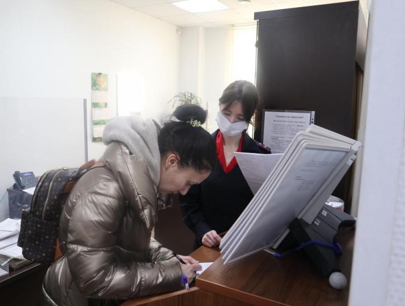 В Зеленограде полицейские вручили российский паспорт гражданке, прибывшей из ЛНР