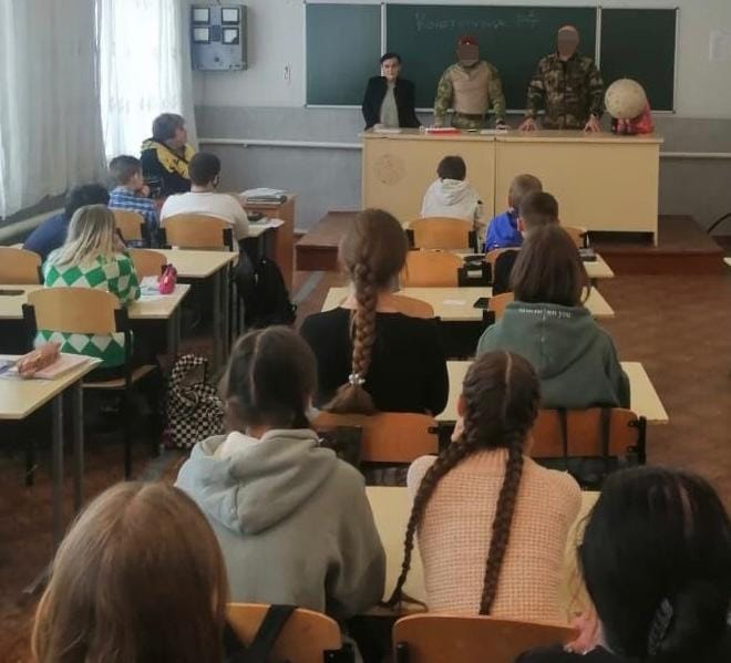 В День Конституции росгвардейцы из Приангарья провели для школьников ЛНР правовой урок