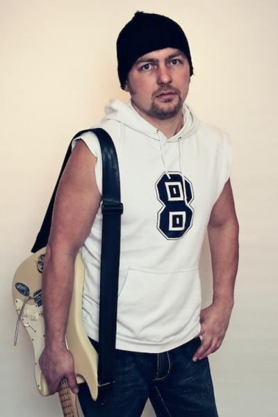 Бывший вокалист и басист группы «Парк Горького» Алексей Нелидов после большого перерыва выпустил сольный альбом