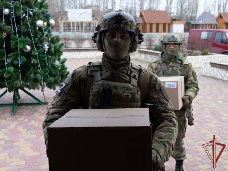 Детей из Херсонской и Запорожской областей росгвардейцы поздравили с Новым годом