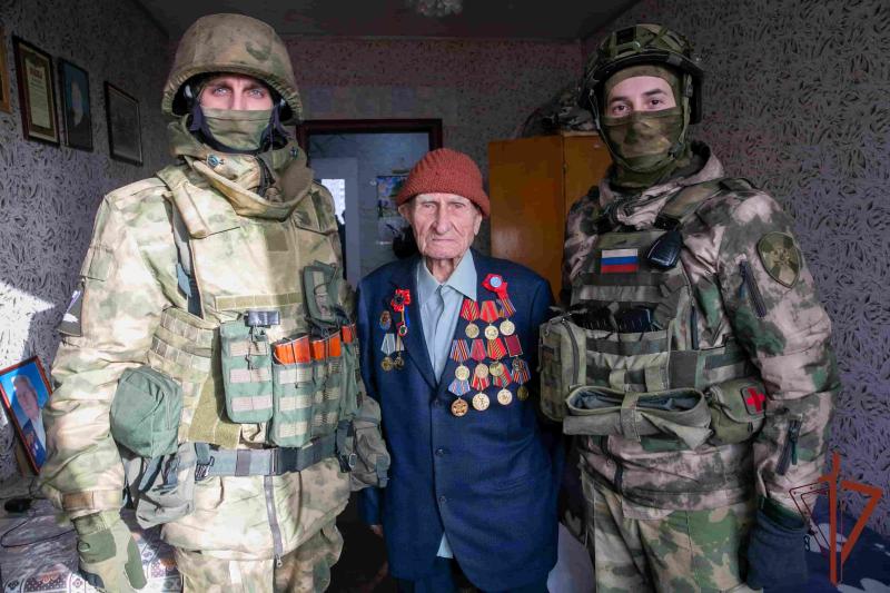 В Запорожской области росгвардейцы поздравили с Новым Годом ветеранов Великой Отечественной войны