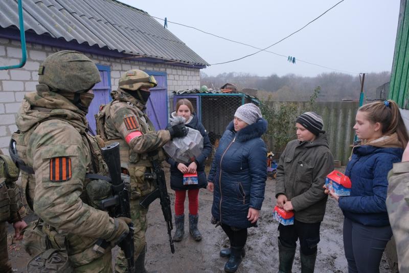 Росгвардейцы оказывают помощь жителям ЛНР и поздравляют их с наступившим Новым Годом