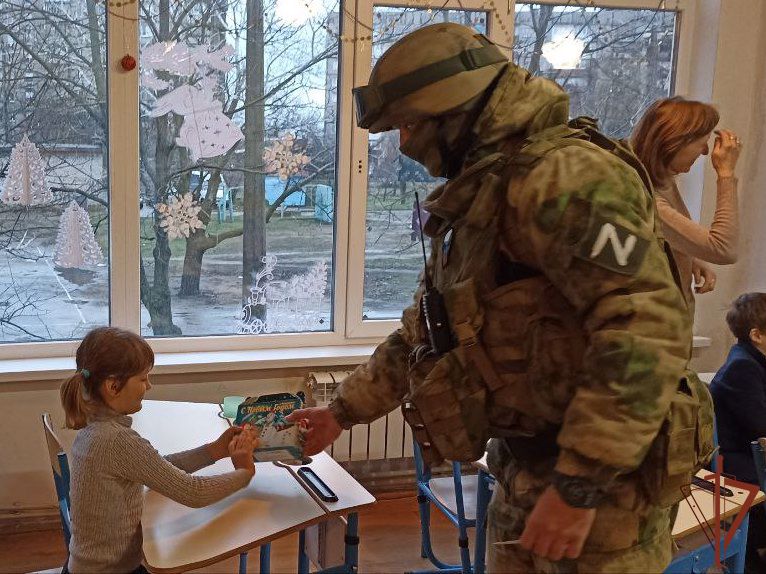 Росгвардейцы - участники СВО из Сибири поздравили с Новым годом юных жителей Мариуполя