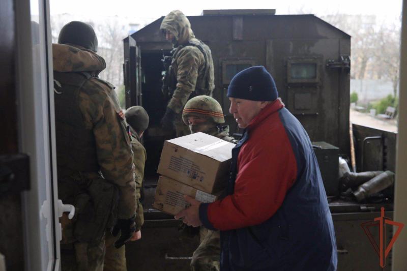 Росгвардейцы организовали выдачу гуманитарной помощи