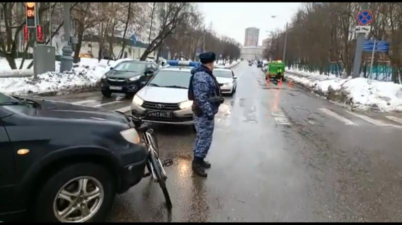 РОСГВАРДЕЙЦЫ ОКАЗАЛИ ПОМОЩЬ ПОСТРАДАВШЕМУ В ДТП ВЕЛОСИПЕДИСТУ