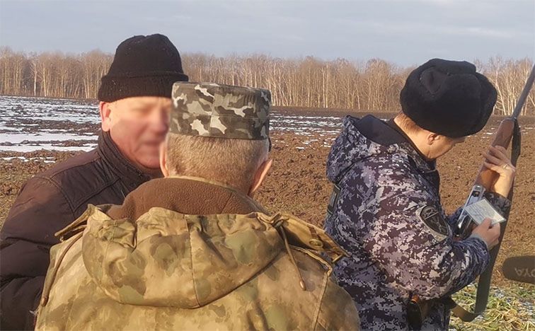 Орловские росгвардейцы проверили охотников на соблюдение правил ношения и транспортировки оружия