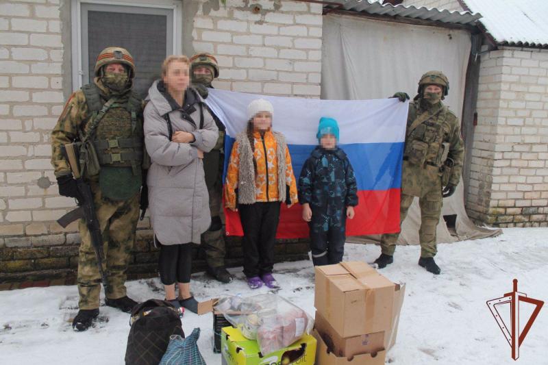 Росгвардейцы взяли шефство над многодетной семьей из Луганской народной республики