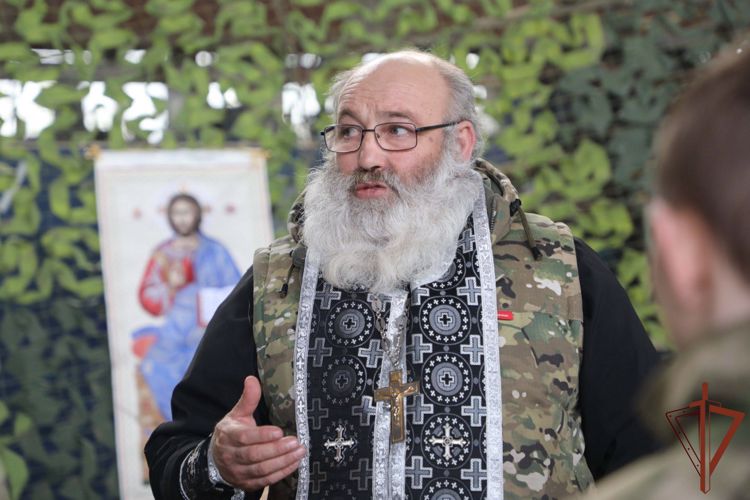 В преддверии светлого праздника Пасхи к росгвардейцам в регион проведения СВО привезли уникальную хоругвь из Соловецкого монастыря