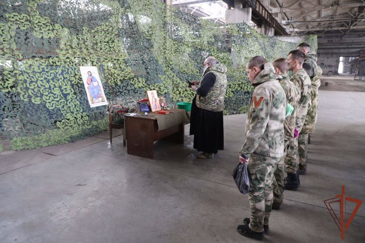 В преддверии Пасхи к росгвардейцам в регион проведения СВО привезли уникальную хоругвь из Соловецкого монастыря