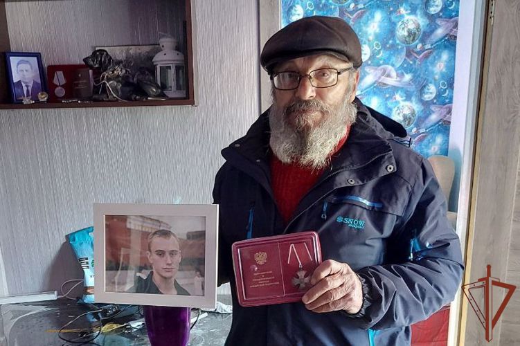 Спецназовцы Росгвардии отыскали в районе СВО отца героически погибшего более 10 лет назад на Северном Кавказе сослуживца