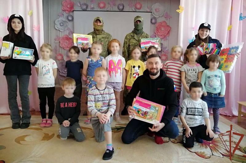 Росгвардейцы привезли подарки детям в Запорожскую область