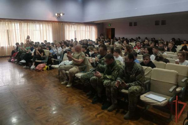 Росгвардейцы организовали праздник для школьников в Херсонской области