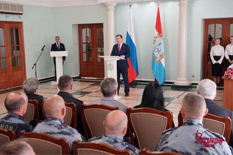 «Приближают Победу»: в преддверии 9 Мая Дмитрий Азаров вручил госнаграды землякам