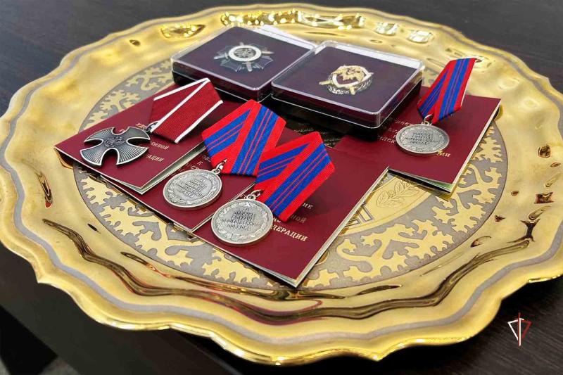 На Ямале состоялась торжественная церемония вручения госнаград росгвардейцам, отличившимся в ходе СВО (ВИДЕО)