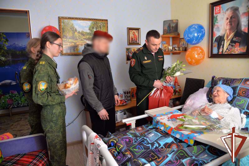 Росгвардейцы навестили единственного в Ханты-Мансийске участника Великой Отечественной войны – 98-летнюю Софью Кузнецову