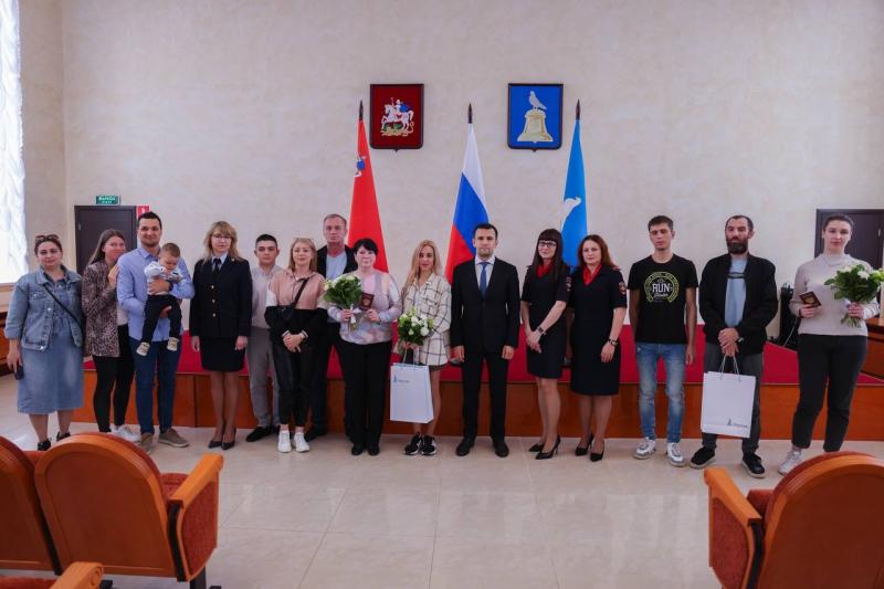 Восемь беженцев получили паспорта РФ