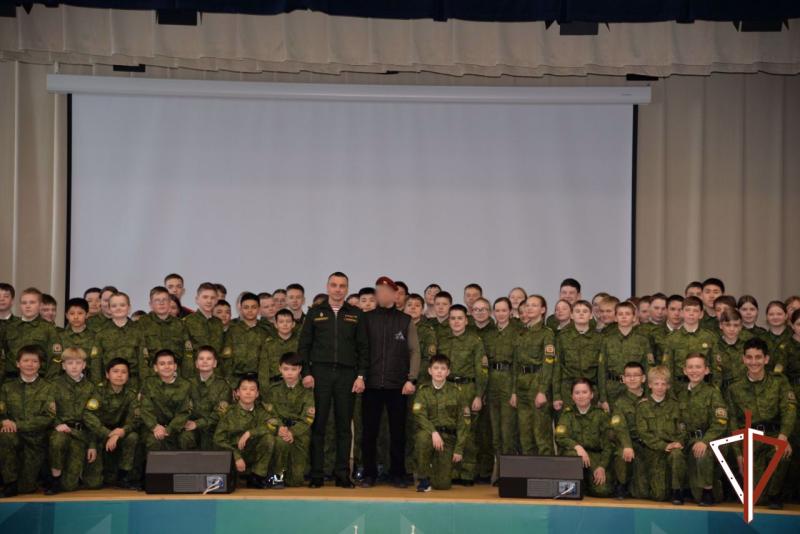 Офицеры Росгвардии провели занятия по самообороне и рассказали школьникам о дрессировке служебных собак в Югре