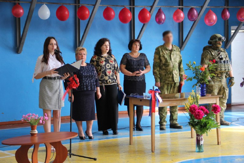 Росгвардейцы поздравили выпускников школы в Херсонской области