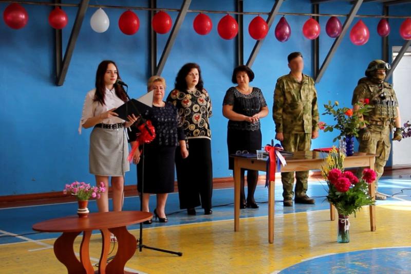 Росгвардейцы поздравили выпускников школы в Херсонской области