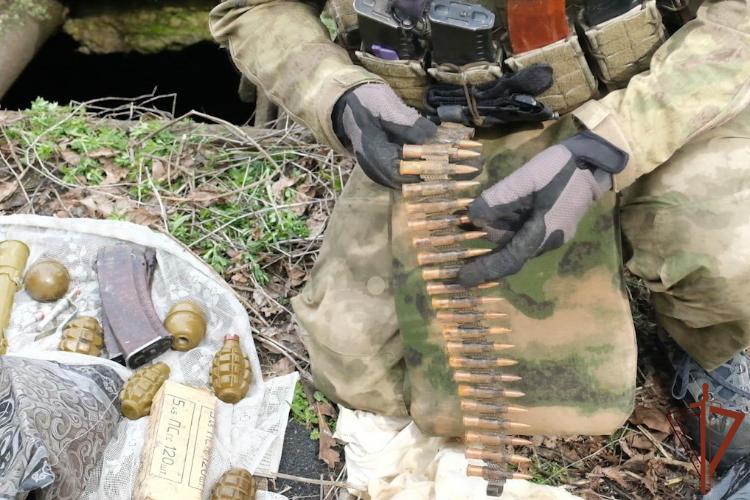 Большое количество оружия и боеприпасов националистов изъяли росгвардейцы при выполнении задач в ДНР