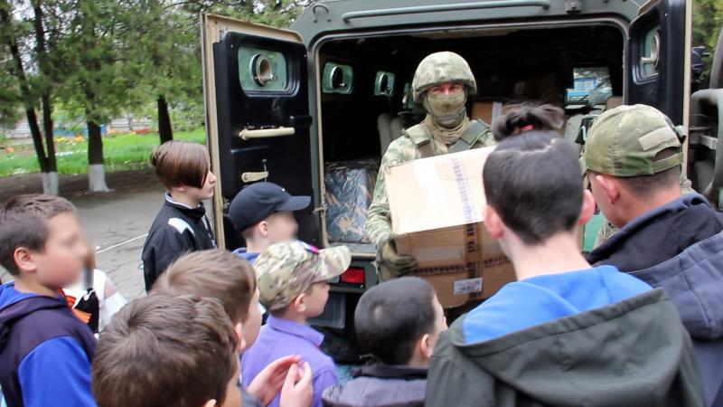 К Общероссийскому Дню библиотек сотрудники Росгвардии передали сотни книг школьникам Херсонской области