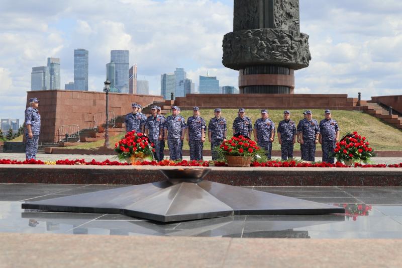 Накануне Дня памяти и скорби росгвардейцы приняли участие в памятных мероприятиях в Москве