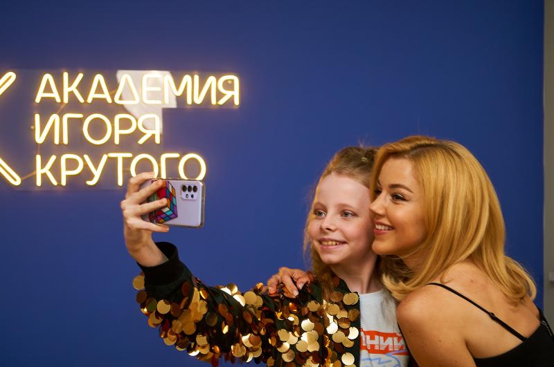 Юлианна Караулова, Денис Клявер, Елена Борщева, Егор Шип и другие звезды устроили праздник студентам Академии Игоря Крутого